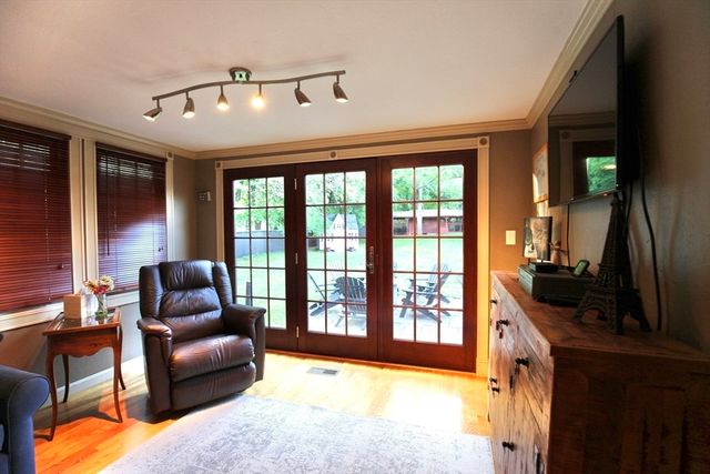 86 Taunton St, Lakeville, MA 02347