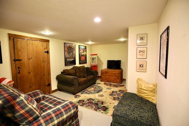 86 Taunton St, Lakeville, MA 02347
