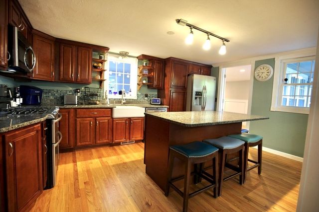 86 Taunton St, Lakeville, MA 02347
