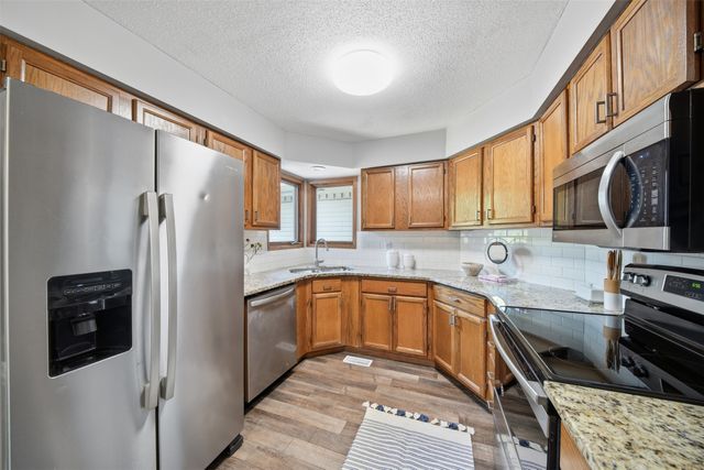 6846 Oakwood Drive, Urbandale, IA 50322