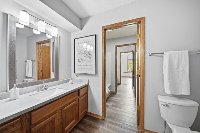 6846 Oakwood Drive, Urbandale, IA 50322