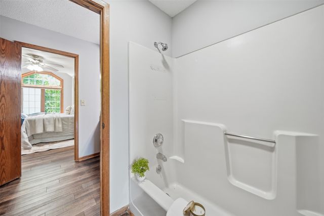 6846 Oakwood Drive, Urbandale, IA 50322