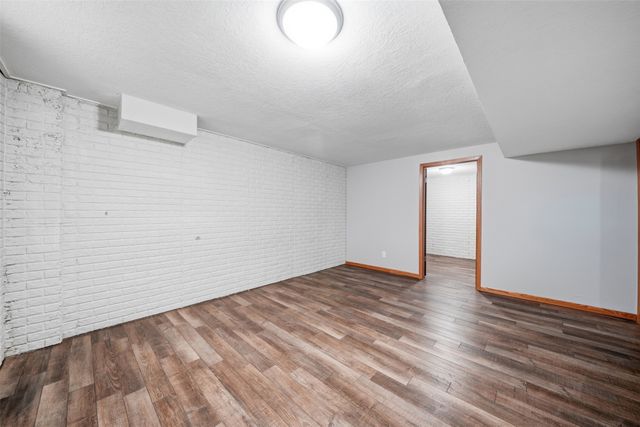 6846 Oakwood Drive, Urbandale, IA 50322