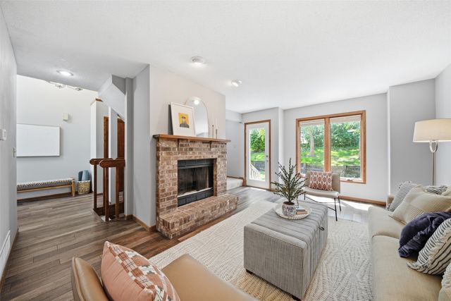 6846 Oakwood Drive, Urbandale, IA 50322