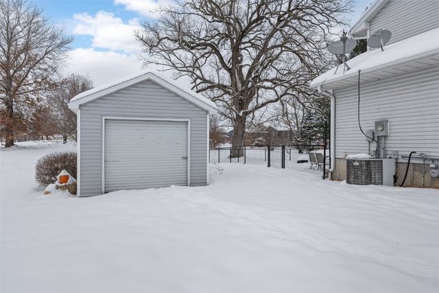 1505 Rock Island Drive, Ely, IA 52227