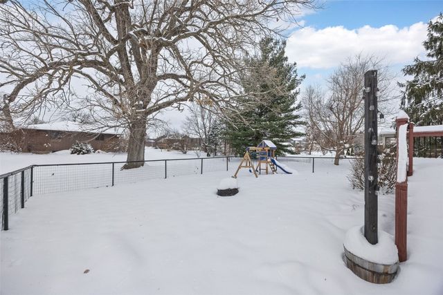 1505 Rock Island Drive, Ely, IA 52227