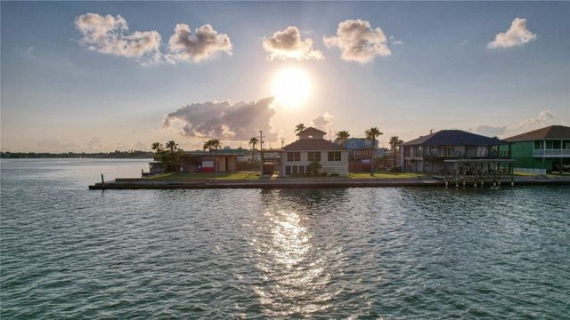 100 Bayshore Dr, Ingleside On The Bay, TX 78362