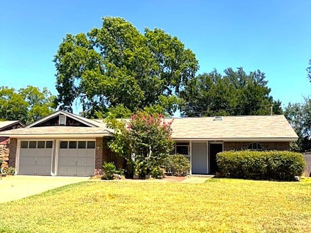 2703 Capistrano Court S, Arlington, TX 76015