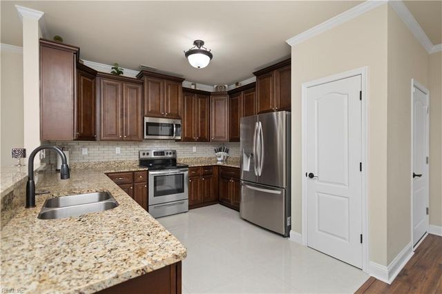 221 Seren DR, Chesapeake, VA 23325