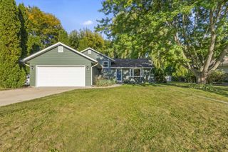422 Cheshire LANE, Pewaukee, WI 53072