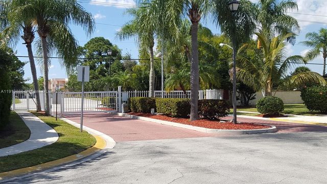 1301 SE Carrington Ct, Port St. Lucie, FL 34952