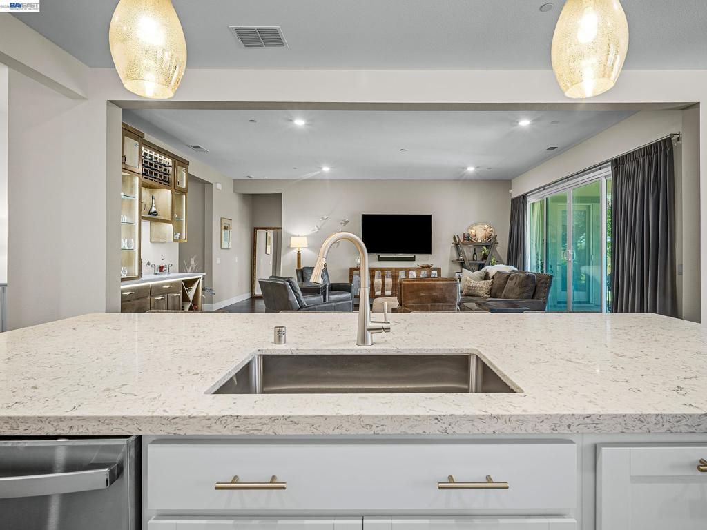 Image 10 of property listing at 3001 Compass Ln, Roseville, CA 95747