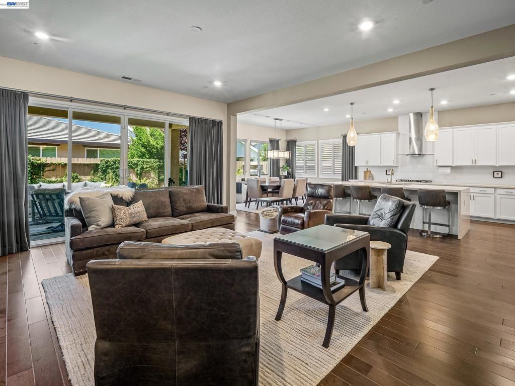 Image 11 of property listing at 3001 Compass Ln, Roseville, CA 95747