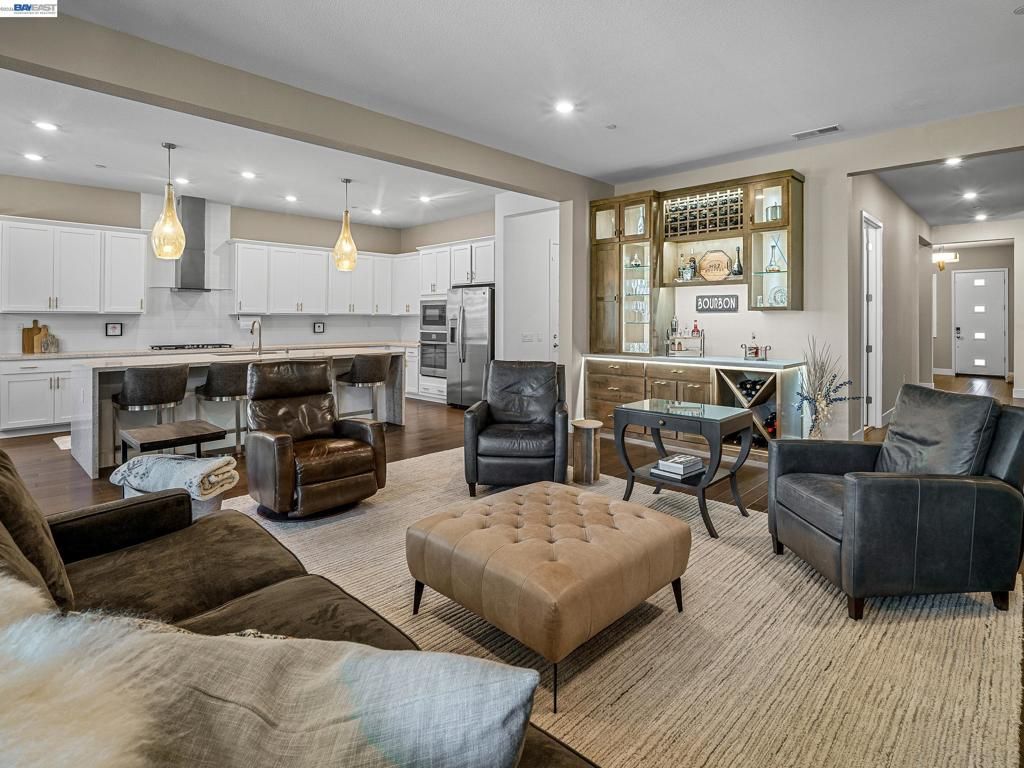 Image 12 of property listing at 3001 Compass Ln, Roseville, CA 95747
