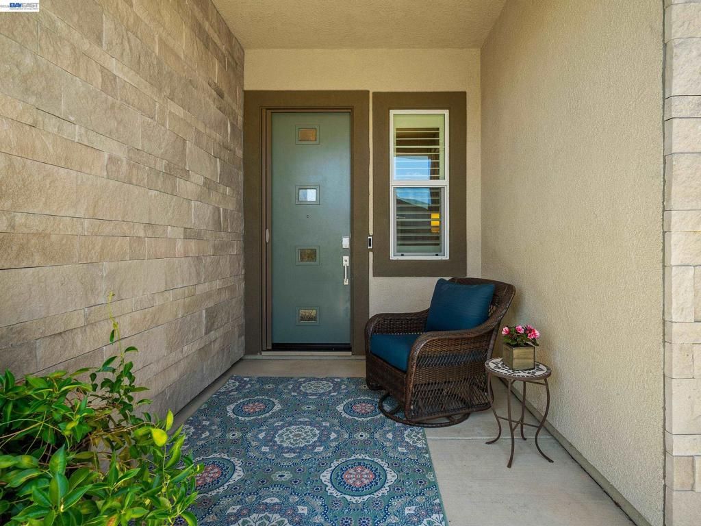 Image 3 of property listing at 3001 Compass Ln, Roseville, CA 95747