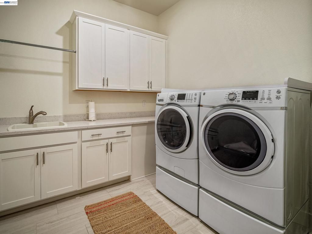 Image 37 of property listing at 3001 Compass Ln, Roseville, CA 95747