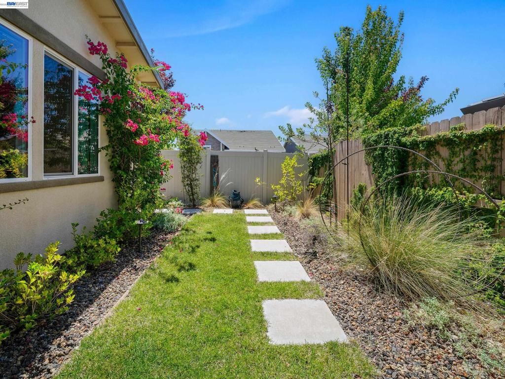 Image 42 of property listing at 3001 Compass Ln, Roseville, CA 95747