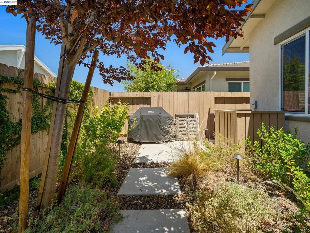 Image 44 of property listing at 3001 Compass Ln, Roseville, CA 95747
