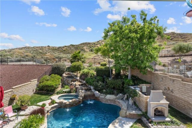 21124 Cross Creek Drive, Saugus, CA 91350