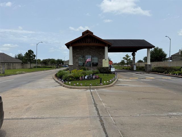 2806 Emerald Pines Lane, Iowa Colony, TX 77583