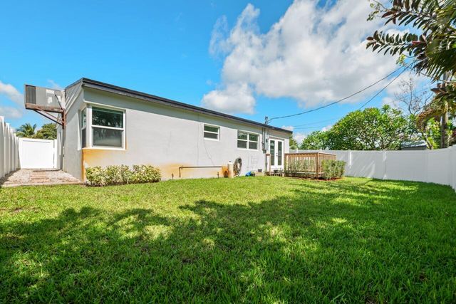 5240 NE 3rd Terrace, Oakland Park, FL 33334