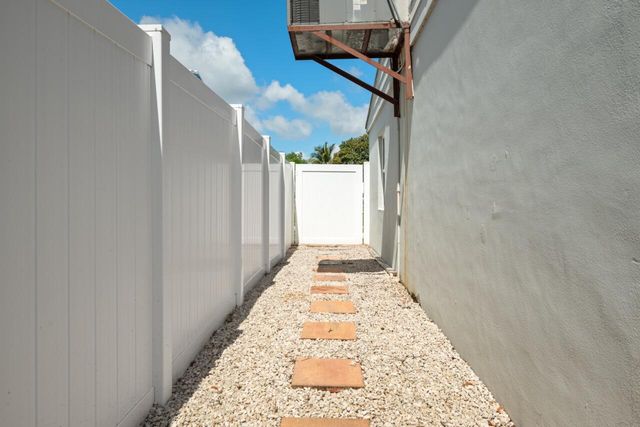 5240 NE 3rd Terrace, Oakland Park, FL 33334