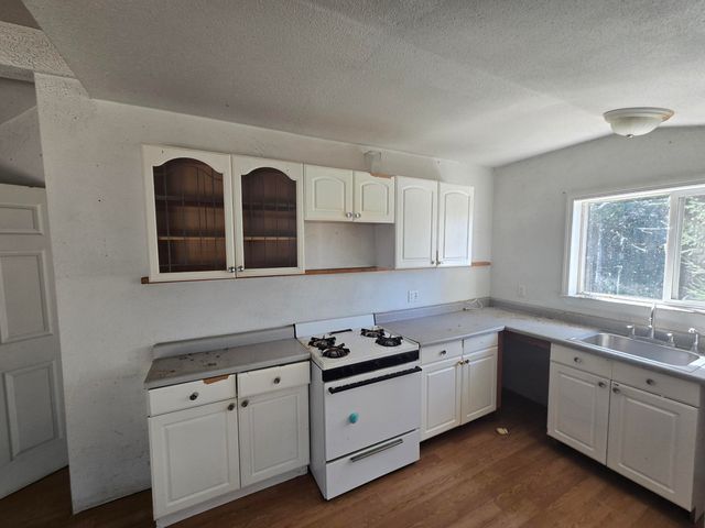 5004 Sprowl Creek Road, Garberville, CA 95542