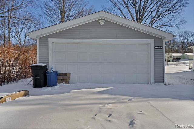 2514 N Genesee Road, Burton, MI 48509