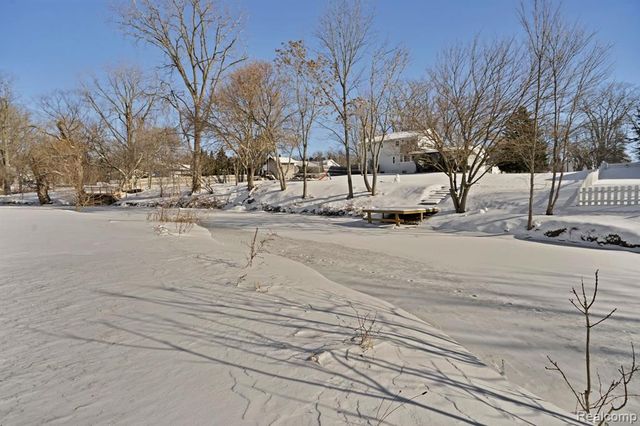 2514 N Genesee Road, Burton, MI 48509