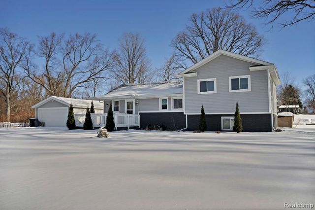 2514 N Genesee Road, Burton, MI 48509