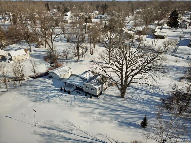 2514 N Genesee Road, Burton, MI 48509