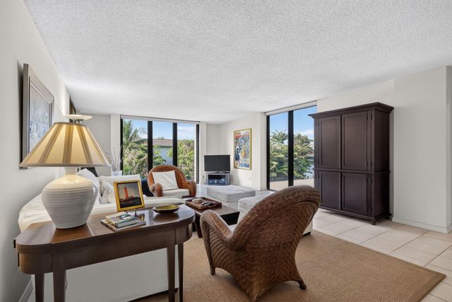 2220 S Ocean Boulevard 302, Delray Beach, FL 33483