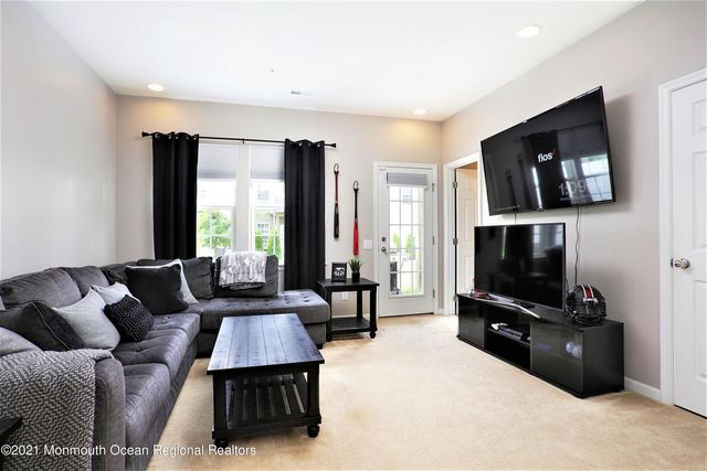 137 Beacon Lane 605, Eatontown, NJ 07724