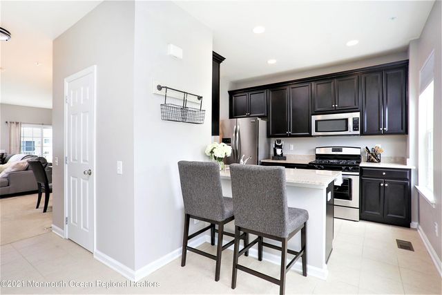 137 Beacon Lane 605, Eatontown, NJ 07724