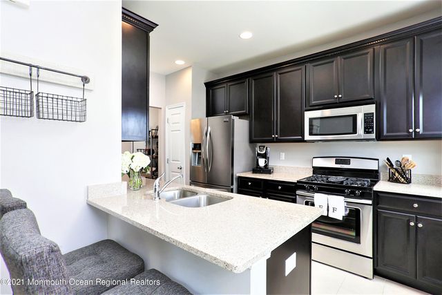 137 Beacon Lane 605, Eatontown, NJ 07724
