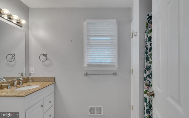 20 DUNCAN DR, Hamilton, NJ 08690