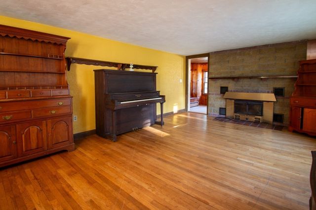 92 Worcester Rd, Webster, MA 01657