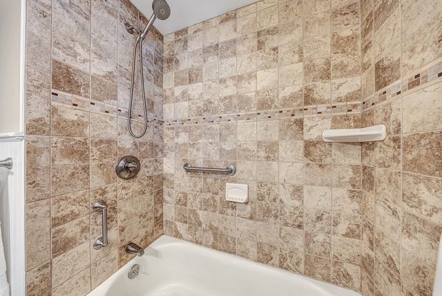 34 Schofield Dr, Franklin, MA 02038