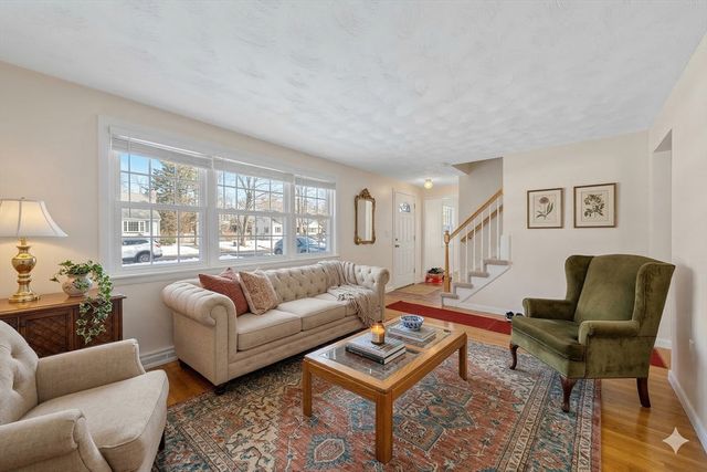 34 Schofield Dr, Franklin, MA 02038