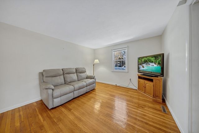 34 Schofield Dr, Franklin, MA 02038