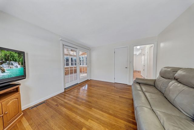 34 Schofield Dr, Franklin, MA 02038