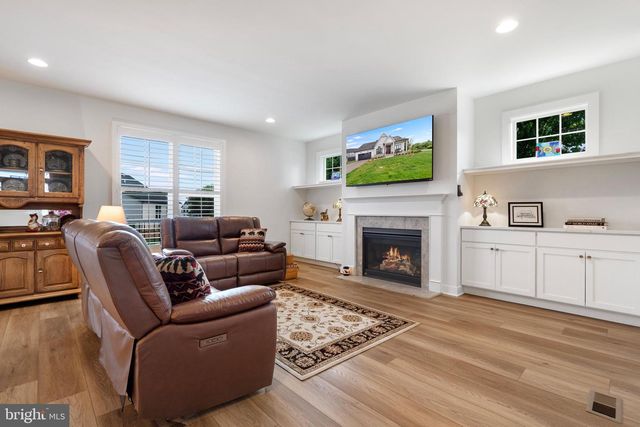 511 SHENANDOAH CROSSING DR, Charles Town, WV 25414