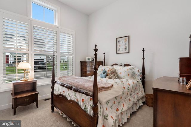 511 SHENANDOAH CROSSING DR, Charles Town, WV 25414