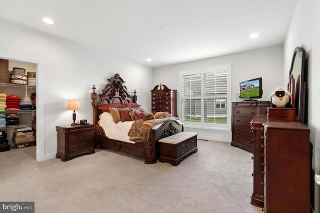511 SHENANDOAH CROSSING DR, Charles Town, WV 25414