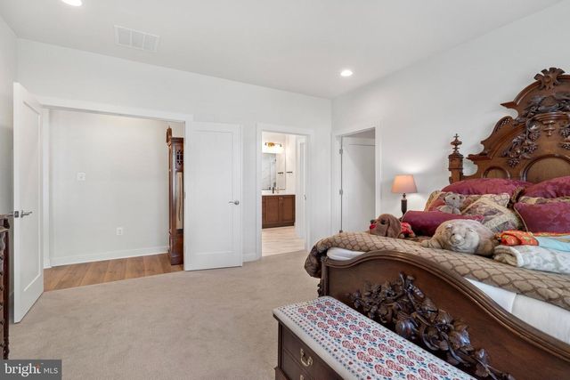 511 SHENANDOAH CROSSING DR, Charles Town, WV 25414