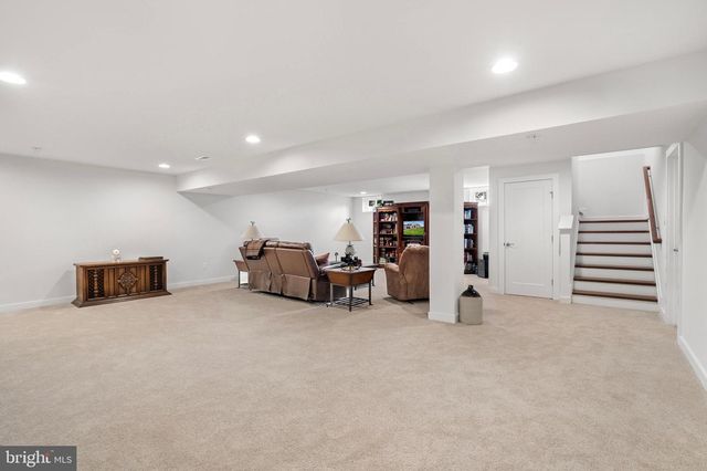 511 SHENANDOAH CROSSING DR, Charles Town, WV 25414