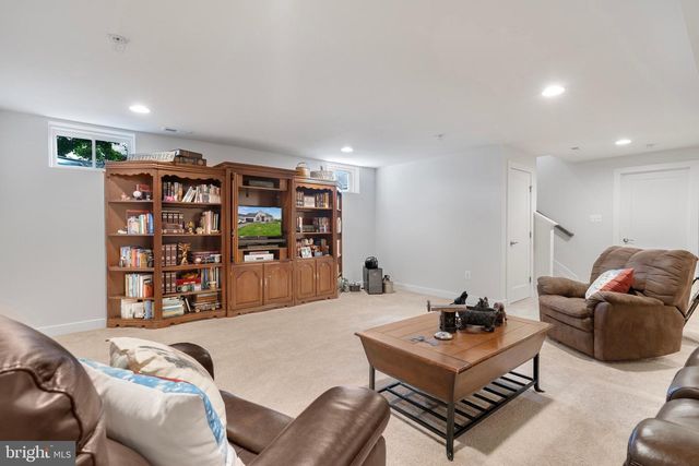 511 SHENANDOAH CROSSING DR, Charles Town, WV 25414