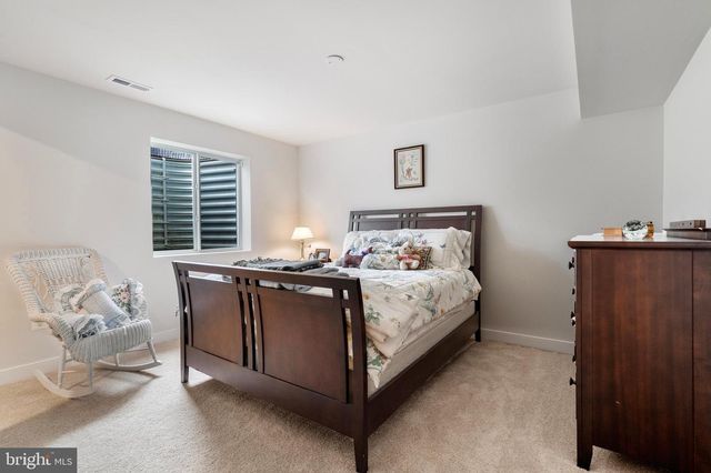 511 SHENANDOAH CROSSING DR, Charles Town, WV 25414