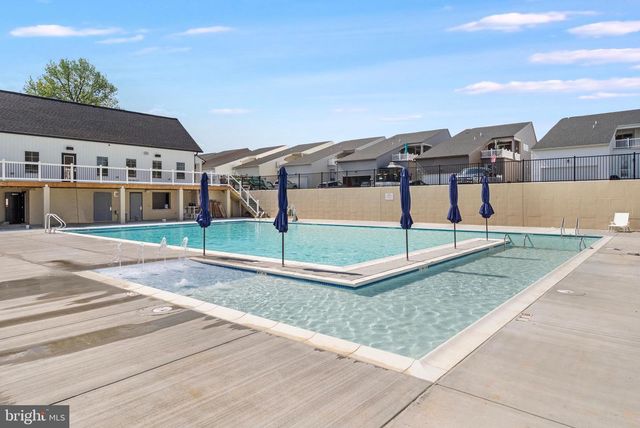 511 SHENANDOAH CROSSING DR, Charles Town, WV 25414