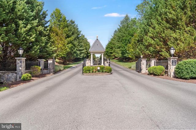 511 SHENANDOAH CROSSING DR, Charles Town, WV 25414